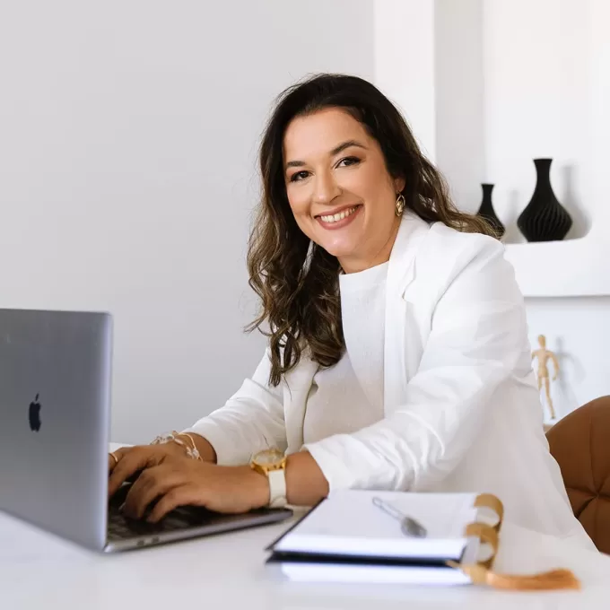 Psicóloga Alline Teixeira - Especialista em Relacionamentos - A terapia Online te Proporciona  